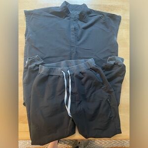 FIGS Women’s Black Scrub Set!